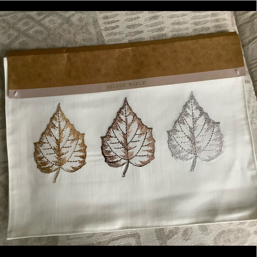 Set of 4 Embroidered Leaves Place Mats 🍂